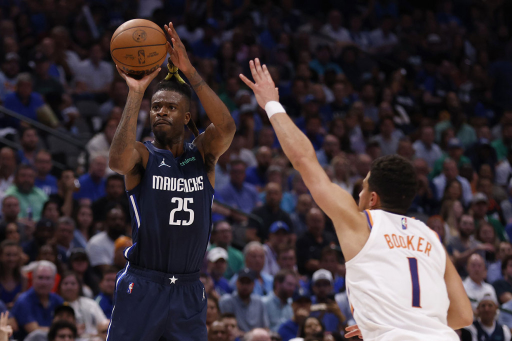 Reggie Bullock menambahkan 19 poin, Jalen Brunson memperoleh 18 poin, dan Spencer Dinwiddie turut menyumbang 15 poin dari bangku cadangan.