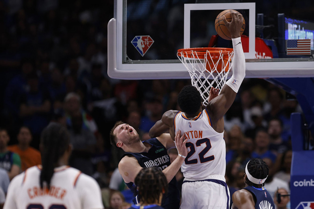 Deandre Ayton jadi pendulang angka terbanyak Suns lewat 21 poin serta 11 rebound, sedangkan Booker hanya mencetak 19 poin, dan Chris Paul cuma memperoleh 13 poin.