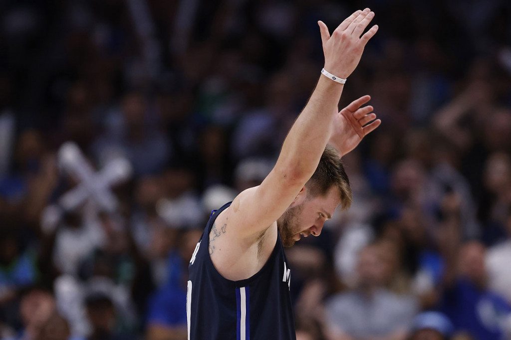 Gim 7 dijadwalkan berlangsung di Footprint Center, Arizona, pada Minggu, 15 Mei waktu setempat, dan apabila tren seri ini berlanjut di mana tuan rumah selalu menang, Suns jelas punya kans lebih besar melaju dibandingkan Mavericks.