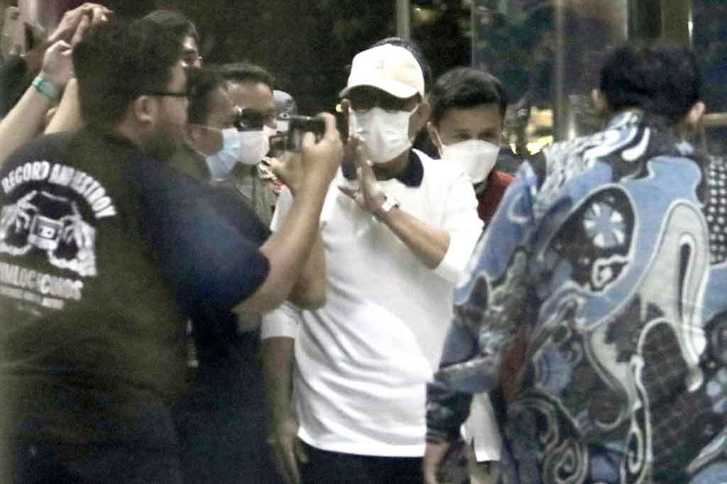 Wali Kota Ambon Richard Louhenapessy tiba di gedung KPK, Jakarta, Jumat, 13 Mei 2022 malam usai dijemput paksa oleh KPK. Richard dijemput paksa karena dinilai tidak kooperatif untuk hadir memenuhi panggilan tim penyidik.