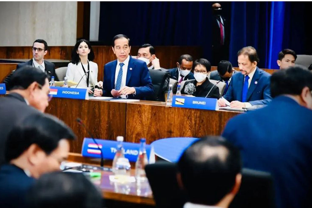 “Bagi sebagian anggota ASEAN kenaikan 10 persen dari harga minyak akan berdampak menurunnya pendapatan nasional sebesar 0,7 persen dan kenaikan harga gandum akan mengakibatkan peningkatan kemiskinan sebesar 1 persen,” jelas Presiden.