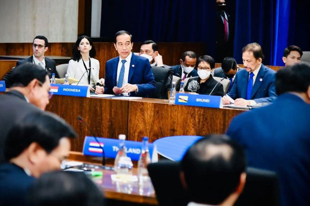 Presiden Joko Widodo menyampaikan tiga poin penting terkait penanganan perubahan iklim dalam pertemuan para pemimpin negara-negara ASEAN dengan Wakil Presiden AS Kamala Harris di Departemen Luar Negeri AS, Washington DC, Jumat, 13 Mei 2022 waktu setempat.