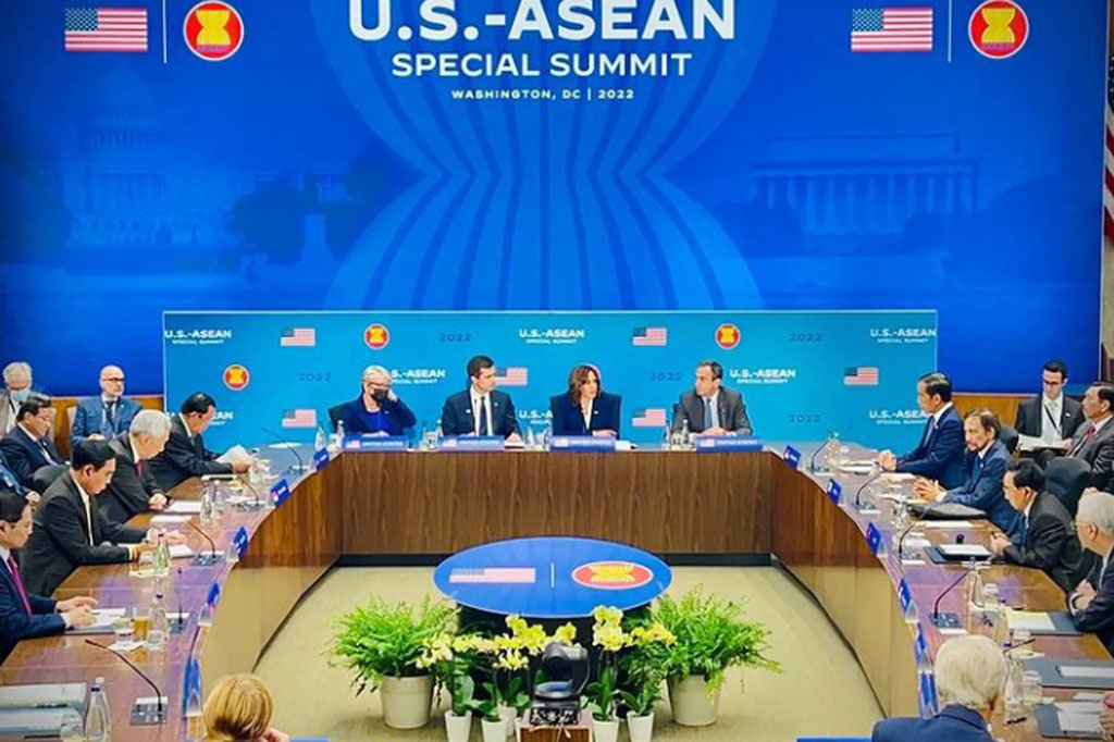 Selain itu, Jokowi mengatakan bahwa ASEAN berkomitmen meningkatkan proporsi energi baru terbarukan dari 14 persen pada 2018 menjadi 23 persen pada 2025. “Upaya ini memerlukan investasi dan teknologi setidaknya 367 miliar dolar di sektor energi bersih. Di Indonesia, transisi energi 8 tahun ke depan membutuhkan 30 miliar dolar” ucap Jokowi.