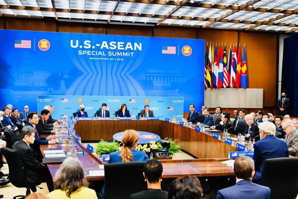 Dalam pertemuan tersebut, Jokowi juga menyampaikan potensi besar yang dimiliki Indonesia terkait transisi energi, yaitu potensi energi terbarukan sekitar 437 GW baik dari energi surya, bayu maupun panas bumi yang saat ini, pemanfaatannya baru mencapai 0,3% dari total potensi.