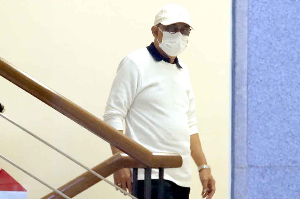 Wali Kota Ambon Richard Louhenapessy tiba di gedung KPK, Jakarta, Jumat, 13 Mei 2022 malam usai dijemput paksa oleh KPK. Richard dijemput paksa karena dinilai tidak kooperatif untuk hadir memenuhi panggilan tim penyidik.