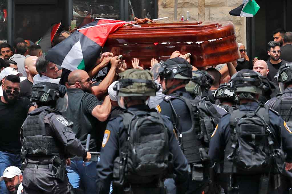 Polisi Israel menyerang warga Palestina yang membawa peti jenazah jurnalis Al Jazeera, Shireen Abu Akleh pada Jumat, 13 Mei 2022, sebelum ribuan pelayat mengiringi peti itu melalui Kota Tua Yerusalem.