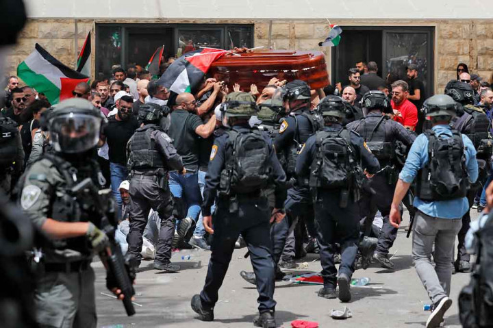 Sadis! Polisi Israel Pukuli Pelayat Jurnalis Al Jazeera