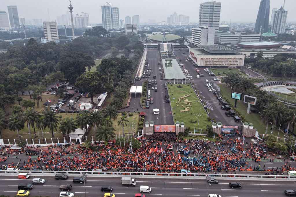 Dalam aksi yang merupakan rangkaian dari peringatan Hari Buruh Sedunia (May Day) tersebut mereka menyuarakan 18 tuntutan di antara tolak upah murah, tolak sistem alih daya, dan penurunan harga BBM.