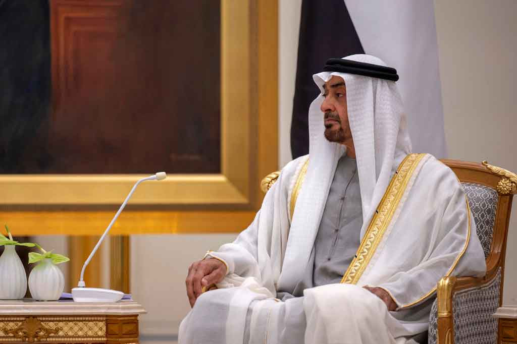 Kenaikannya, yang diharapkan secara luas, meresmikan posisinya sebagai pemimpin negara bagian gurun berpenduduk 10 juta jiwa setelah bertahun-tahun menyerukan keputusan sementara Sheikh Khalifa dikesampingkan karena kesehatan yang buruk.