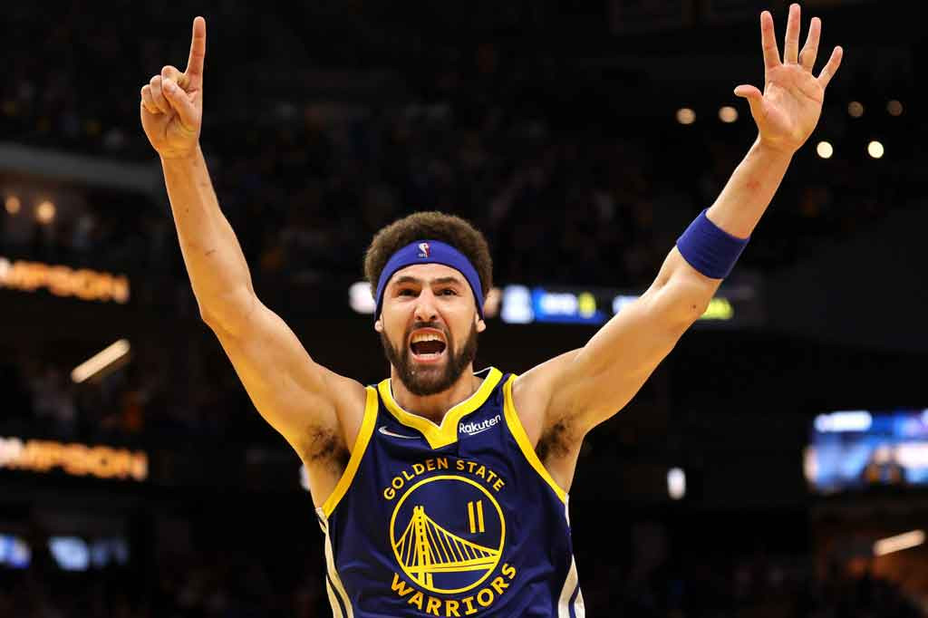 Klay Thompson mencetak 30 poin dan Stephen Curry menambahkan 29 poin untuk mengantarkan Golden State Warriors melaju ke final Wilayah Barat NBA setelah mengalahkan Memphis Grizzlies 110-96 dalam Gim 6 di Chase Center, California, Sabtu, 14 Mei 2022 WIB.