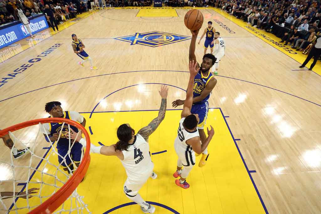 Andrew Wiggins dan Draymond Green sama-sama mengemas dwiganda dalam kemenangan tersebut, masing-masing dengan 18 poin dan 11 rebound serta 14 poin dan 15 rebound.