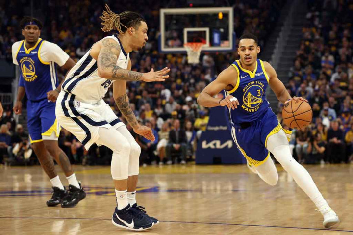 Jordan Poole turut menyumbang 12 poin dari bangku cadangan, sedangkan Kevon Looney berkontribusi lewat keperkasaannya di bawah ring dengan mengamankan 22 rebound.
