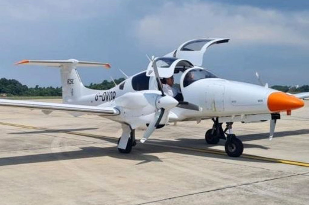 Pesawat yang diterbangkan oleh MJT warga negara Inggris dan TVB (Copilot) serta CMP (Crew) diperintahkan mendarat di Lanud Hang Nadim Batam karena terbang memasuki wilayah udara Indonesia tanpa izin dan tidak punya kelengkapan dokumen penerbangan.