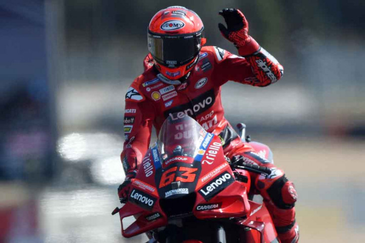  Francesco Bagnaia melakukan selebrasi usai mencetak rekor baru Sirkuit Bugatti di Le Mans pada babak kualifikasi Grand Prix Prancis, Sabtu, 14 Mei 2022, sekaligus merebut pole position untuk kedua kalinya secara beruntun musim ini.