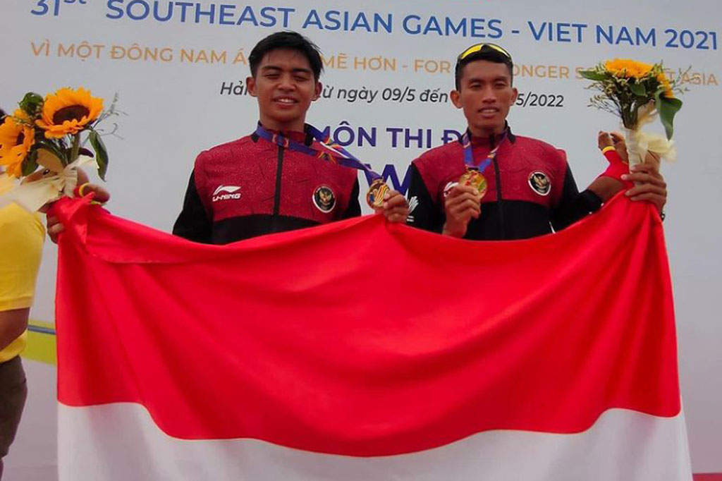 Emas kedua disumbangkan leawt nomor Men's Lightweight Single Sculls oleh Ihram.