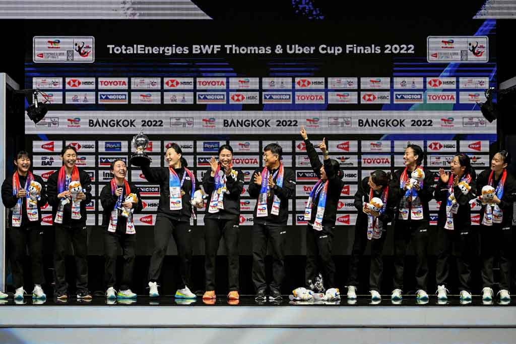 Para pemain Korea Selatan melakukan selebrasi setelah berhasil menjuarai Piala Uber setelah mengalahkan Tiongkok dengan skor 3-2 pada babak final yang berlangsung di Impact Arena Bangkok, Thailand, Sabtu, 14 Mei 2022 malam.