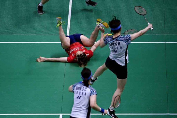 Korsel berhasil menyamakan kedudukan menjadi 1-1 lewat ganda pertama mereka, Lee Sohee/Shin Seungchan yang menundukkan Chen Qin Cheng/Jia Yi Fan dengan skor  12-21, 21-18, 21-18