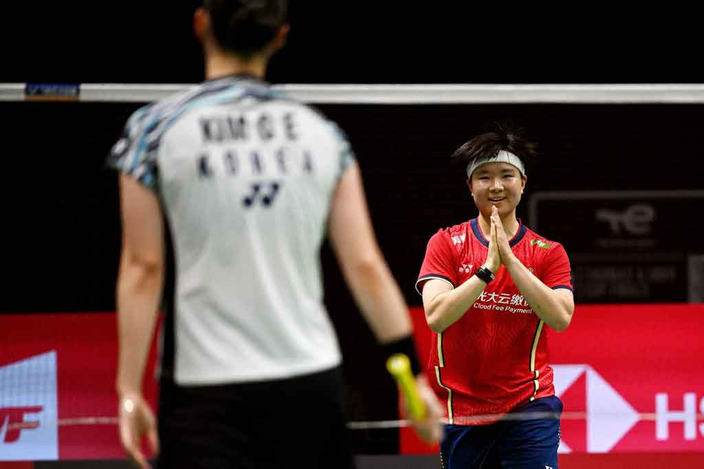 Korsel kembali tertinggal, setelah tunggal kedua Kim Gaeun takluk dari He Bing Jiao dua set langsung 12-21, 13-21.