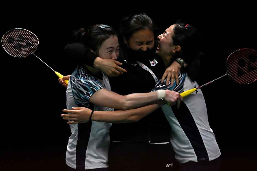 Korsel lagi-lagi menyamakan kedudukan lewat ganda Kim Hye Jeong/Kong Heeyong yang menang atas Huang Dong Ping/Li Wen Mei 22-20, 21-17.
