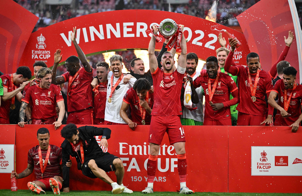 Liverpool berhasil menjuarai Piala FA 2021/2022, usai menang dramatis lawan Chelsea lewat adu penalti yang berakhir dengan skor 6-5 di Stadion Wembley, Sabtu, 14 Mei 2022.