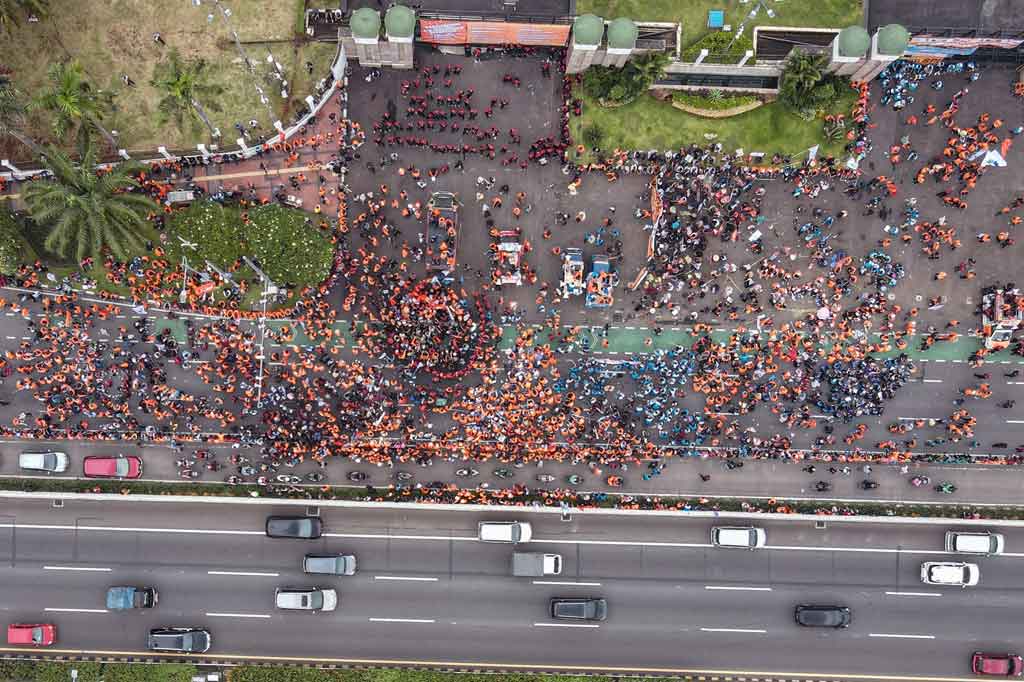 Potret dari udara saat ratusan buruh menggelar aksi unjuk rasa di depan gedung DPR, Jakarta, Sabtu, 14 Mei 2022.