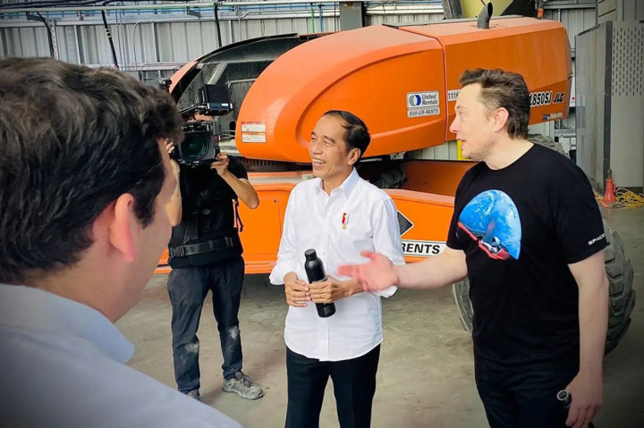 Presiden Joko Widodo bertemu CEO Tesla Inc. Elon Musk di SpaceX, Boca Chica Amerika Serikat (AS), Sabtu, 14 Mei 2022.