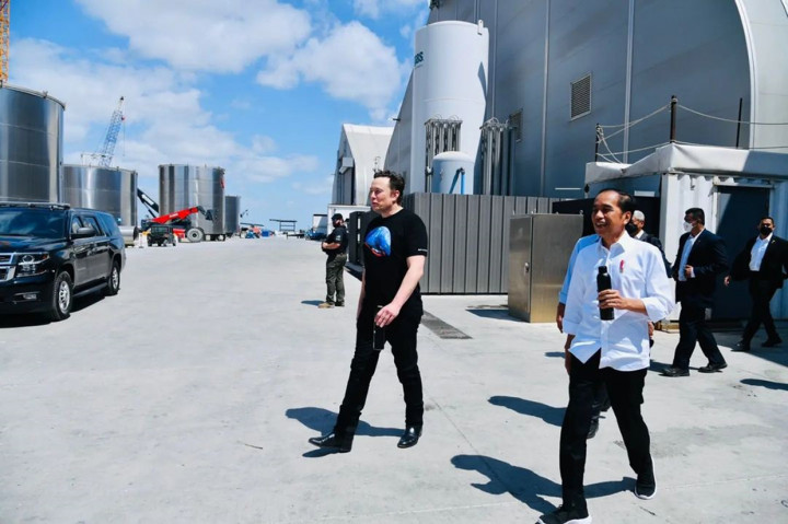 Dalam pertemuan itu, Jokowi berdiskusi dan meninjau pabrik produksi roket Space X bersama Founder SpaceX, Elon Musk.