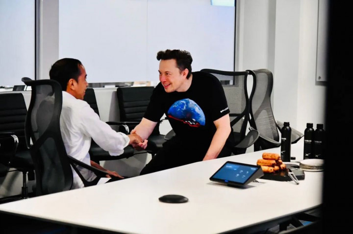 Elon Musk menyampaikan bahwa dia sangat tertarik dengan masa depan Indonesia. Indonesia terlihat sangat optimistis terhadap masa depan dan memiliki energi positif.