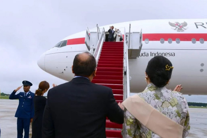 Berdasarkan keterangan tertulis dari Biro Pers, Media dan Informasi Sekretariat Presiden, Minggu, 15 Mei 2022, pesawat Garuda Indonesia GIA-1 yang membawa Presiden dan rombongan lepas landas dari Pangkalan Militer Andrews, Washington DC Sabtu 14 Mei 2022 sekitar pukul 17.38 waktu setempat. Duta Besar RI Rosan Roeslani beserta istri tampak melepas Jokowi dan Iriana di tangga pesawat.
