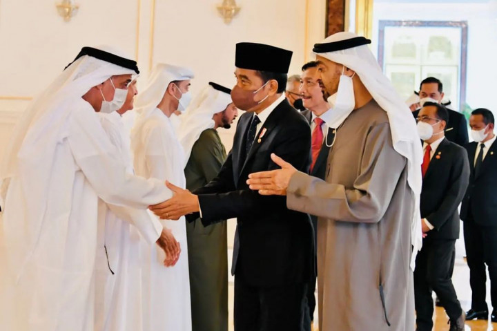 Setelah menempuh penerbangan kurang lebih selama 14 jam dari Washington DC, Presiden Joko Widodo dan Ibu Iriana beserta rombongan tiba di Bandar Udara Internasional Abu Dhabi, Persatuan Emirat Arab (PEA) pada Minggu, 15 Mei 2022, sekitar pukul 15.50 waktu setempat.