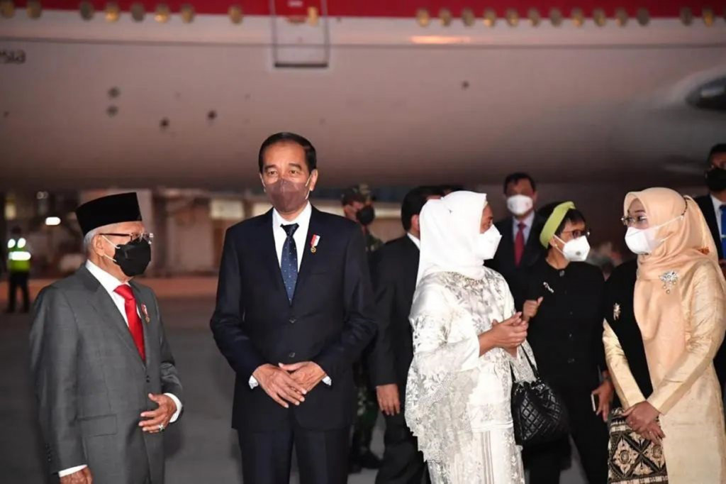 Di tangga pesawat, Jokowi dan Iriana disambut Wakil Presiden Ma'ruf Amin, Sekretaris Kabinet Pramono Anung, Panglima TNI Jenderal Andika Perkasa, Kapolri Jenderal Pol Listyo Sigit Prabowo, Pj Gubernur Banten Almuktabar dan Direktur Utama Garuda Indonesia Irfan Setiaputra.
