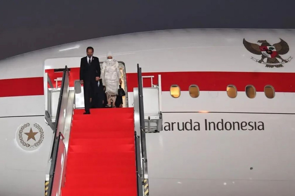 Presiden Joko Widodo dan Ibu Negara Iriana Joko Widodo tiba di Indonesia pada Senin, 16 Mei 2022. Mereka kembali ke Tanah Air usai melakukan rangkaian kunjungan kerja di Washington DC, Amerika Serikat (AS).