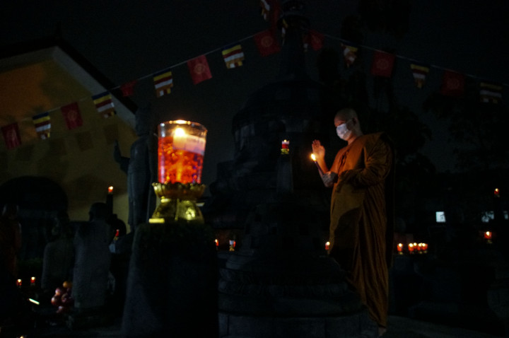 Umat Buddha mengikuti prosesi penyalaan pelita di pelataran replika stupa Borobudur, vihara Vipassana Kusalacitta, Bekasi, Jawa Barat, Minggu, 15 Mei 2022. 