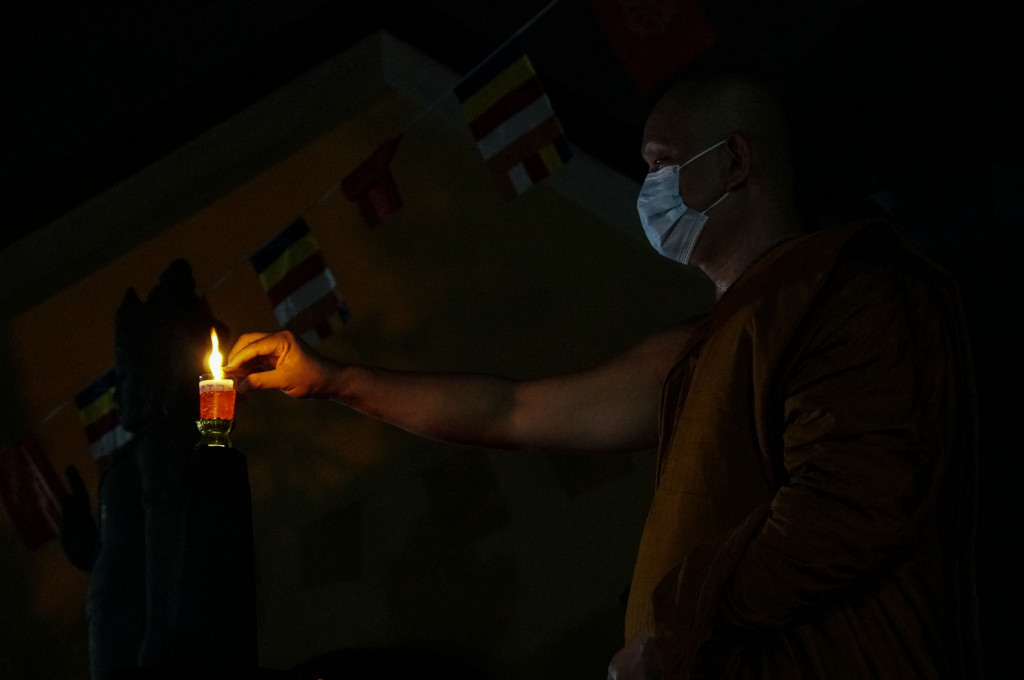 Umat Buddha mengikuti prosesi penyalaan pelita di pelataran replika stupa Borobudur, vihara Vipassana Kusalacitta, Bekasi, Jawa Barat, Minggu, 15 Mei 2022. 