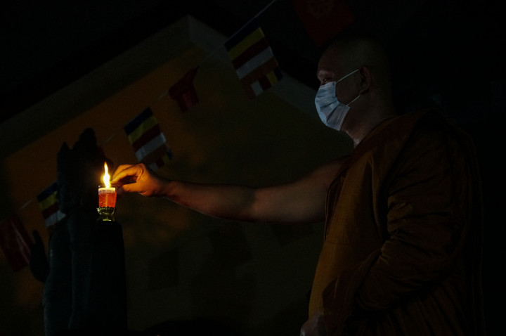Umat Buddha mengikuti prosesi penyalaan pelita di pelataran replika stupa Borobudur, vihara Vipassana Kusalacitta, Bekasi, Jawa Barat, Minggu, 15 Mei 2022. 