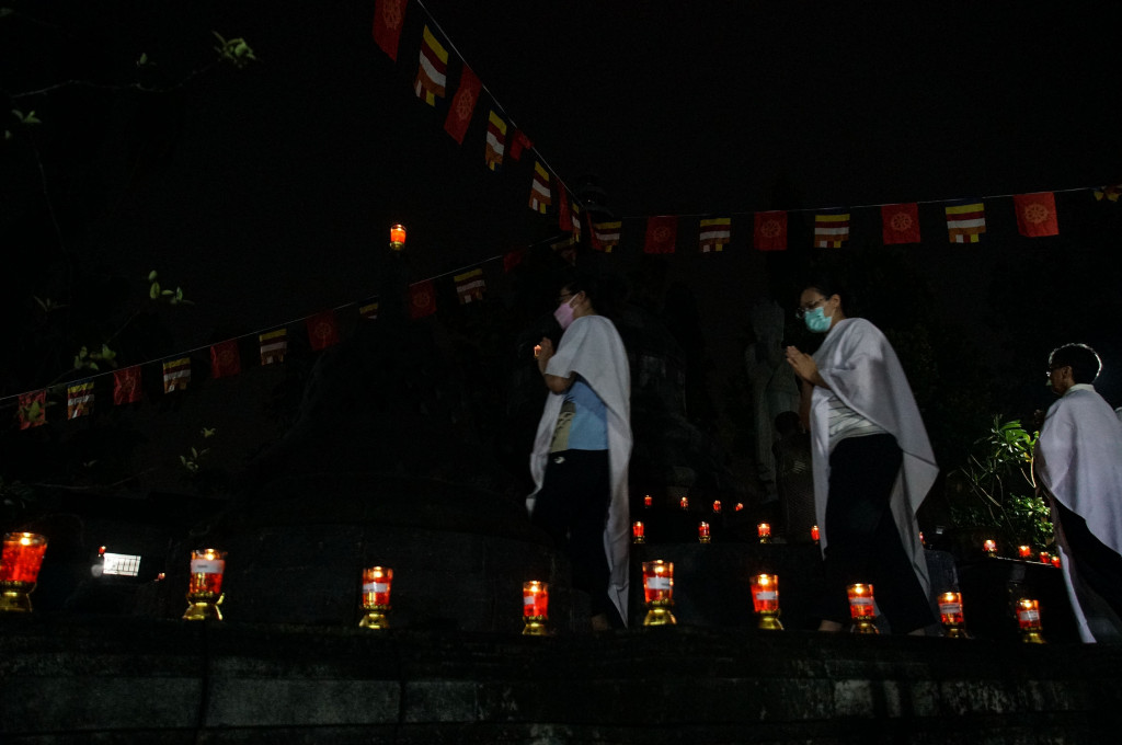 Prosesi penyalaan pelita merupakan rangkaian dari perayaan Perayaan Tri Suci Waisak 2566 BE/2022 dengan tema 