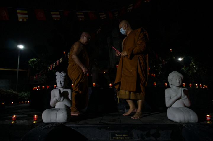 Hari Trisuci Waisak memperingati tiga kejadian luar biasa dalam kehidupan Buddha, yaitu peristiwa kelahiran (623 SM) di Nepal, pencerahan (588 SM) dan kemangkatan (543 SM) di India Utara. Tiga peristiwa suci itu terjadi pada hari yang sama, dengan tahun berbeda, yaitu hari purnama raya di bulan Waisak. MI/Vicky Gustiawan