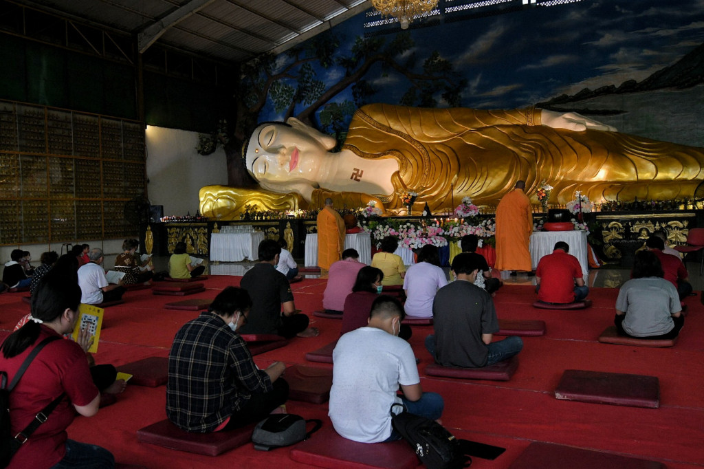 Waisak nasional tahun ini mengangkat tema “Jalan Kebijaksanaan Menuju Kebahagiaan Sejati”, dengan sub tema marilah kita mengaktualisasikan ajaran luhur sang Buddha dalam kehidupan sehari-hari menuju pencerahan sempurna tiada batasnya.