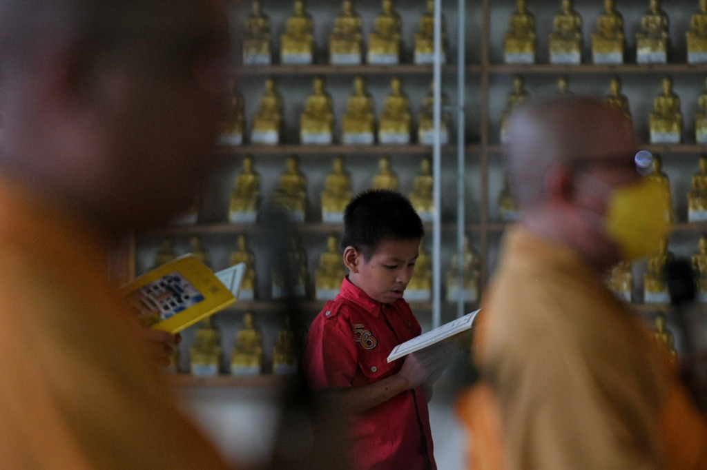 Umat Budha melaksanakan ibadah Hari Raya Tri Suci Waisak 2566 BE/2022 di Vihara Buddha Dharma dan 8 Pho Sat di Kampung Jati, Tajurhalang, Kabupaten Bogor, Jawa Barat, Senin, 16 Mei 2022. 