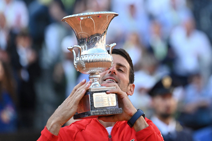 Novak Djokovic akhirnya kembali ke bentuk performa terbaiknya. Hal itu dipastikan setelah petenis berkebangsaan Serbia tersebut berhasil menjadi juara di turnamen Italia Terbuka 2022.