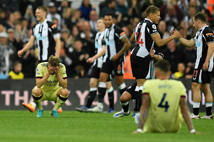 Gol-gol kemenangan Newcastle dibuat di babak kedua dari bunuh diri Ben White di menit ke-55 dan Bruno Guimaraes di menit ke-85.
