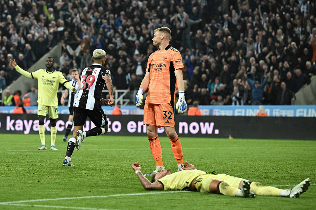 Sementara dua kekalahan beruntun membuat Arsenal kini tertahan di posisi kelima klasemen dengan 66 poin, selisih dua angka dari Tottenham Hotspur di posisi keempat. Hanya ada satu laga sisa untuk Arsenal menyalip rivalnya tersebut dan finis empat besar.