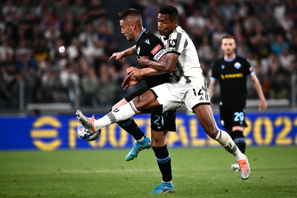 Memasuki babak kedua, Lazio masih mendominasi jalannya laga. Hasilnya, tim tamu mampu memperkecil ketinggalan setelah bek Juve, Alex Sandro, menyarangkan bola ke gawang sendiri.
