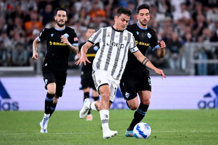 Juve berada di bawah tekanan Lazio sejak menit pertama. Bahkan, Lazio nyaris membuka skor pada menit kelima anda sepakan Danilo Cataldi tak membentur mistar.