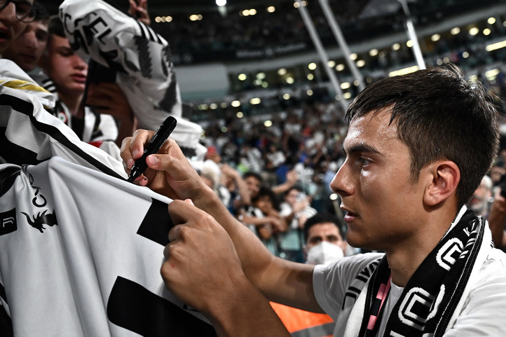 Sementara terdapat sebagian pendukung Juventus yang justru mencemooh Agnelli. Setiap kali Agnelli dan para petinggi dimunculkan di layar besar stadion, fans Juventus meneriaki dan mencemoohnya. 