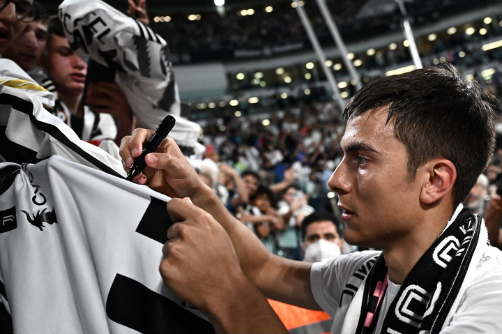 Sementara terdapat sebagian pendukung Juventus yang justru mencemooh Agnelli. Setiap kali Agnelli dan para petinggi dimunculkan di layar besar stadion, fans Juventus meneriaki dan mencemoohnya. 