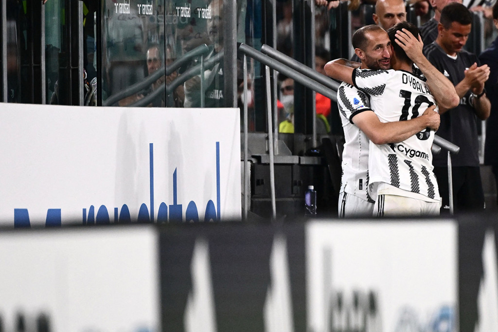 Perpisahan La Joya bersama Juventus tidak dibarengin dengan hasil manis. Sempat unggul lewat gol Dusan Vlahovic (10’) dan eksekusi penalti Alvaro Morata (36’), gol bunuh diri Alex Sandro (51’) dan gol telat Sergej Milinkovic-Savic (90+6’) menggagalkan kemenangan Juventus.