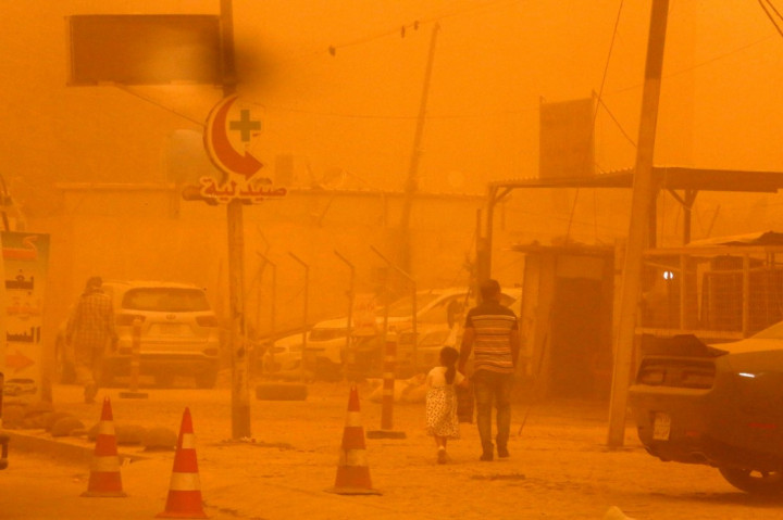 Badai pasir hebat melanda Irak melanda sebagian besar wilayah di Irak dan mengakibatkan sejumlah orang tewas. Akibatnya sekolah diliburkan selama satu hari pada Senin, 16 Mei 2022.