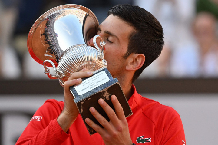 Novak Djokovic akhirnya kembali ke bentuk performa terbaiknya. Hal itu dipastikan setelah petenis berkebangsaan Serbia tersebut berhasil menjadi juara di turnamen Italia Terbuka 2022.