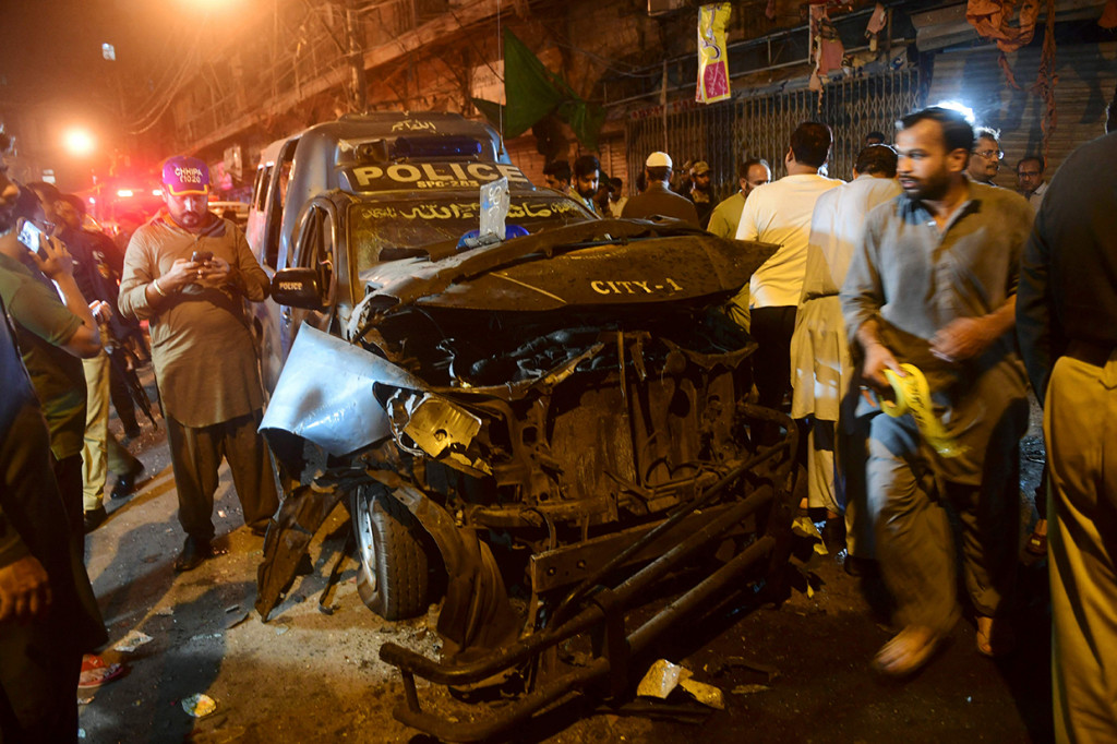 Ledakan itu terjadi di dekat mobil polisi yang diduga menjadi target.